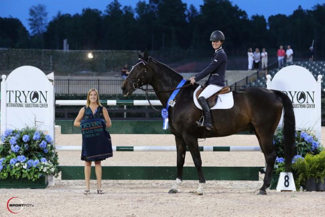 Brandie Holloway and Lucky Strike in their presentation ceremony with Sponsorship Manager Whitney Stahl. © Sportfot