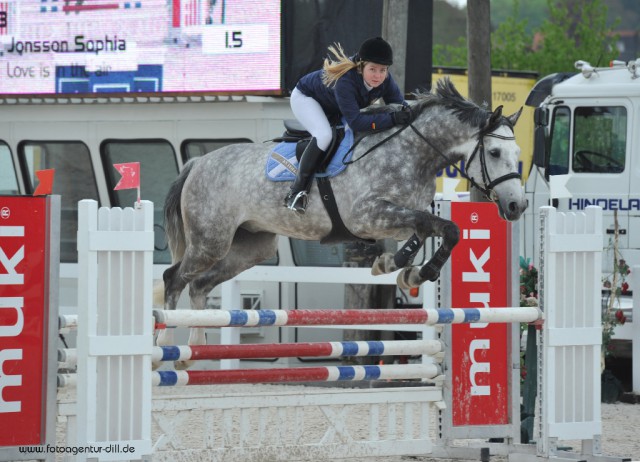 Die Siegerin im AUDI Landescup - L-Cup: Sophia Jonsson mit Love is in the air. © Fotoagentur Dill