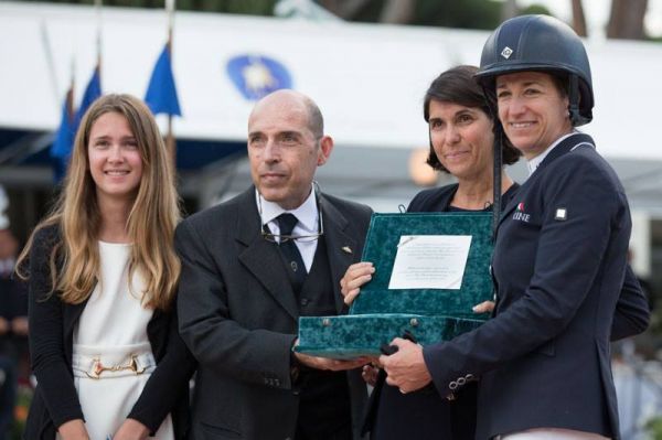 Laura Kraut was presented with the Master fratelli d'Inzeo trophy by Cristina, daughter of the great Piero d'Inzeo, and Guido, son of his much-loved brother Raimondo. Photo © Marta Fusetti