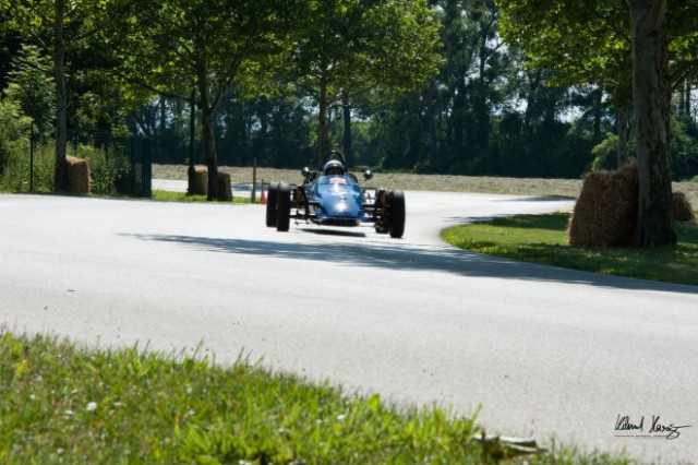 Schmuckstücke wie der Formel V Wagen warten beim Magna Racino Oldtimer Race. © Helmut Harringer