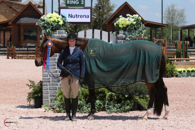 Megan McCann and First Look in their award presentation. © Sportfot