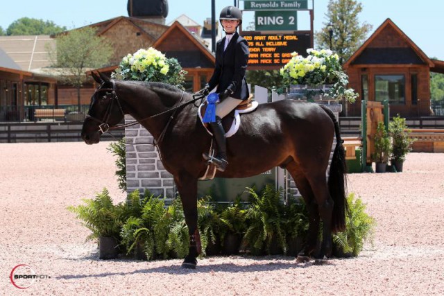 Corey McLaughlin and Bit of Masquerade in their award presentation. © Sportfot