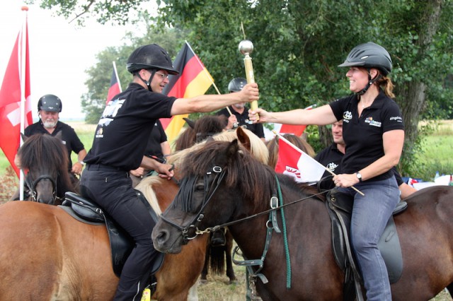 Mit-Organisatorin Michaela Haacke (rechts) bekommt den Stafettenstab überreicht für die nächste Etappe. © Elisabeth Wetzstein, Katja Kellner