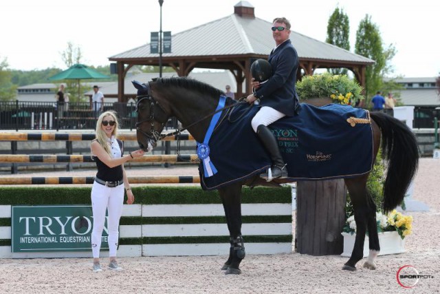 Derek Petersen and Forgiven in their presentation ceremony with Paige Bellissimo. © Sportfot 