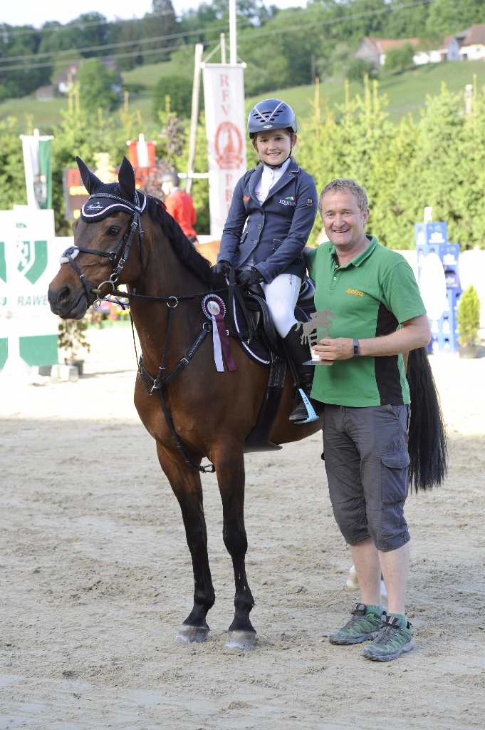 Der stolze Papa Wolfgang Pirker gratulierte Tochter Jasmin zu ihren Erfolgen. © Horse Sports Photo