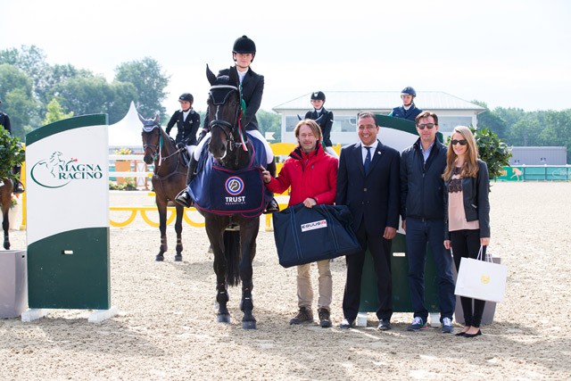 Gerold Reinwald (Equusir) und Marcus Wallishauser (Magna Racino) überbrachten Sabrina Preinfalk (OÖ) die Glückwünsche für den Sieg im VIP Tour Finale. © Tomas Holcbecher