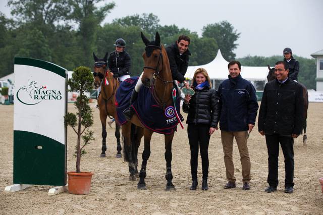 ​Caroline Lazar (CORETH) und Marcus Wallishauser (Magna Racino) gratulierten Gold Tour Sieger Abdel Said (EGY). © Tomas Holcbecher