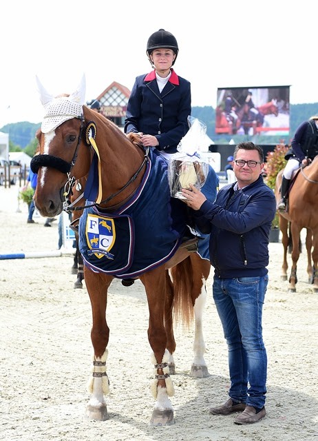 Siegerehrung der int. Zwei-Phasen-Springprüfung der Children: v.l. Siegerin Axelle Borel (FRA) & Roseau du Marais mit Francois Kasselmann. © Fotodesign gr. Feldhaus