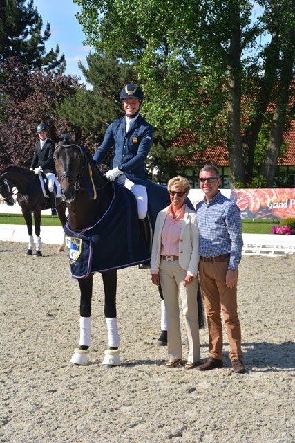 Siegerehrung Qualifikation zum DKB-Bundeschampionat der 5jährigen Deutschen Dressurpferde: v.l. Borja Carrascosa Martinez & Lord Schufro OLD, Richterin Ulrike Nivelle und Dr. Ulf Möller. © Alexander Brenninkmeijer