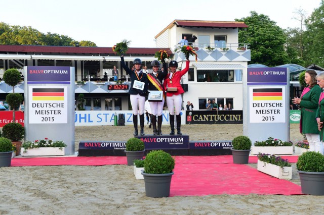 Die drei besten Damen im Springsattel waren Evi Penzlin, Simone Blum und Tina Deuerer. © Mark gr. Feldhaus