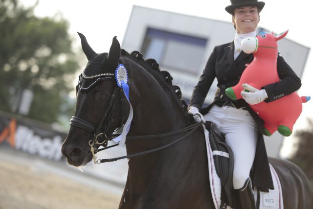 Katharina Haas bei der Siegerehrung. © Benedikt Brunnmayr