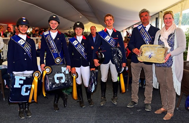 Das Junioren Team aus Frankreich mit Equipe Chef Oliver Bost mit Sandra Pötter. © Fotodesign gr. Feldhaus