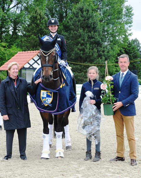 Richterin Ricky McMillan (AUS), Siegerin Kim Burschik mit Powerfee, Malin und Dr. Ulf Möller. © Fotodesign gr. Feldhaus