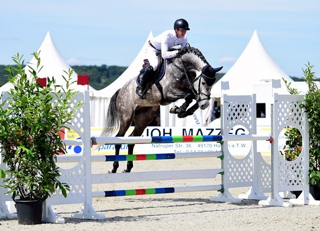 Sieger bei der Qualifikation zum DKB-Bundeschampionat der 5jährigen Deutschen Springpferde in Hagen a.T.W.: Christopher Kläsener & Carnan. © Fotodesign gr. Feldhaus