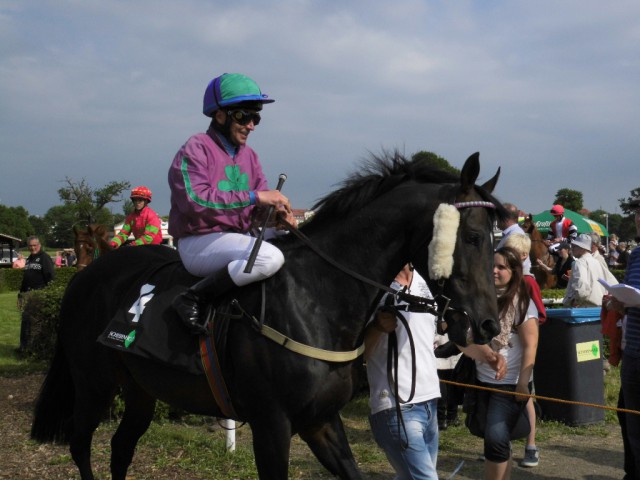 Komeos mit Wladimir Panov auf dem Weg zum 6. Rennen. © NNN