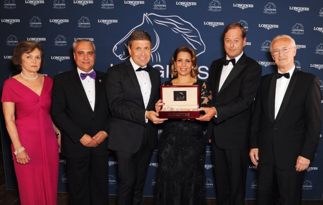 HRH Princess Haya Al Hussein erhielt den Longines Ladies Award von Longines Vice Presidents Juan-Carlos Capelli (links von Prinzessin Haya) und Charles Villoz (rechts) bei einer Zeremonie im Hampton Court Palace (GBR). Die Jury (von links) Nathalie Bélinguier, Ingmar De Vos und Louis Romanet gratulierte. © FEI