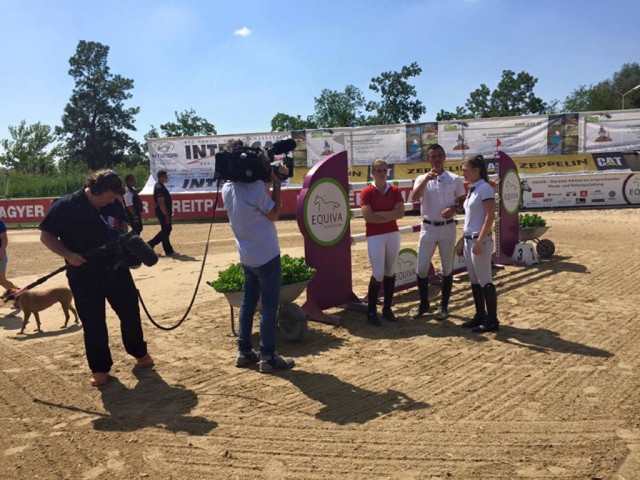 Parcoursbesprechung beim Casino Grand Prix in Lassee. Mit dabei natürlich das Team vom ORF Sport+ © Doris Mersits (ORF)