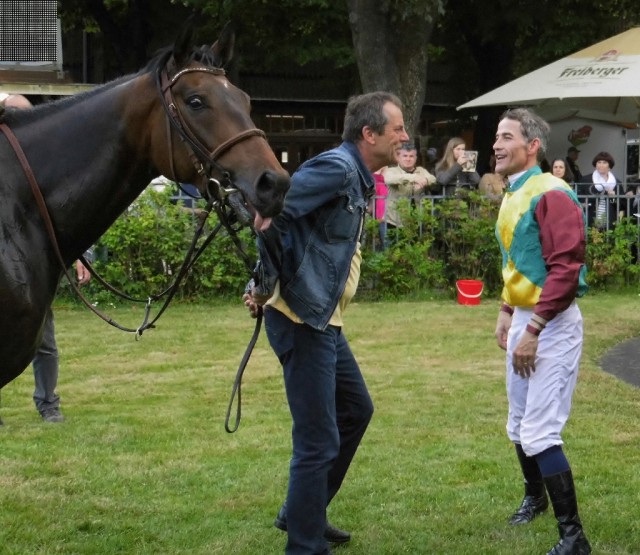 Rosentor, Trainer Gudio Schulze und Jockey Ian Ferguson freuen sich gemeinsam über ihren Sieg im 7. Rennen. © NNN