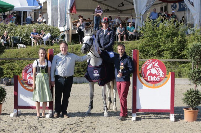 Die Sieger der Elité Fixkraft Trophy: Maximilian Schmid (GER) und Cassia de Lys mit Berthold Kirchtag (Fixkraft) bei der Siegerehrung © Brunnmayr Fotografie & Design