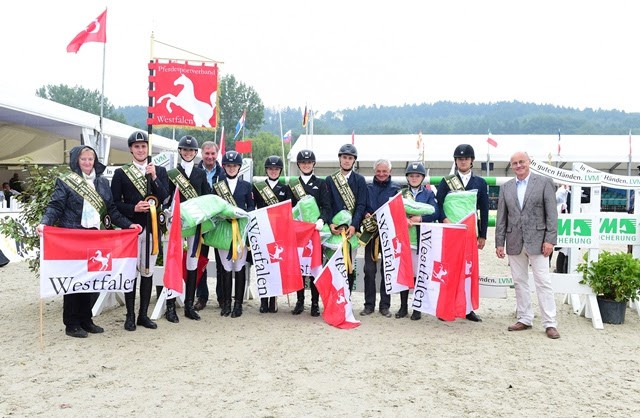 Das Sieger-Team im LVM Masters der Landesverbände mit Mannschaftsführerin Christa Middendorf und Alexander Pöter (r.) von der LVM Versicherung Münster. © Fotodesign gr Feldhaus