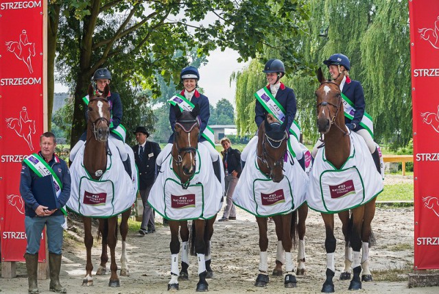 Das siegreiche britische Team: Chef d'Equipe Philip Surl, Izzy Taylor, Sarah Bullimore, Emily Llewellyn und Jodie Amos. © EventingPhoto/FEI