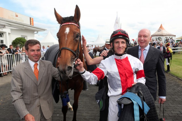 (V.l.n.r.) Freude bei Trainer Peter Schiergen, Jockey Andrasch Starke und Besitzer Manfred Ostermann mit seinem Gestüt Ittlingen über den Sieg von Lovelyn. © Frank Sorge 