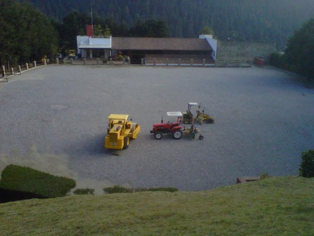 A WestWind Surfaces crew installs an arena outside of Mexico City. © Courtesy of client