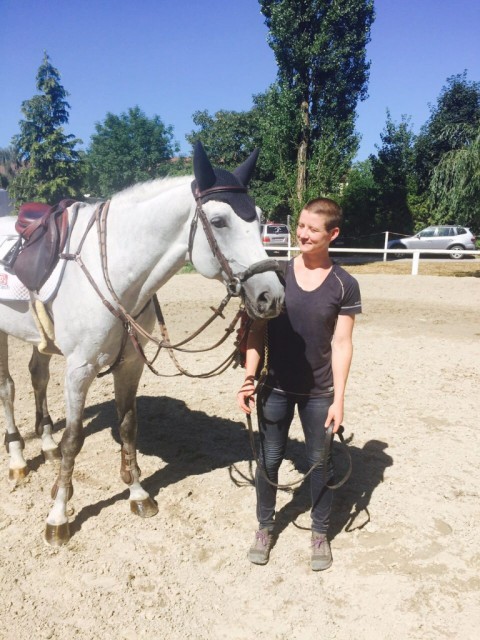 Chardonnay und Pflegerin Sara entspannen zwischen den Umläufen. © MK Sporthorses