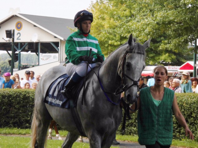Der spätere Sieger Tremendous mit Steffi Hofer im Führring des 2. Rennens. © Nadja N. Naumann
