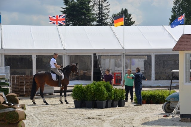 Dr. Ulf Möller, Francois Kasselmann, Marten Zur Horst und Thomas Dietz besprechen die Details für das große Dressurstadion auf dem Hof Kasselmann. © Alexander Brenninkmeijer