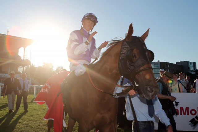 Filip Minarik freut sich bei Traumwetter über den Sieg mit Donnerschlag im Sparkasse Holstein-Cup © Frank Sorge