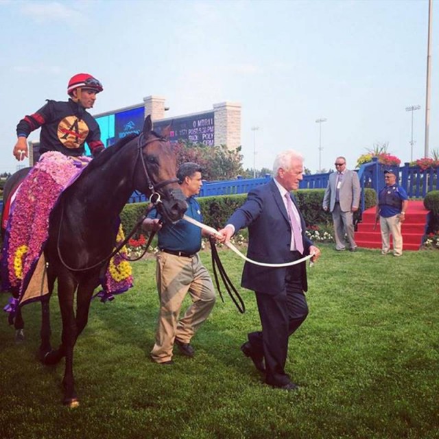 Frank Stronach führt Shaman Ghost, der ist der Sieger des 156th Queens Plate © Nikki Walker