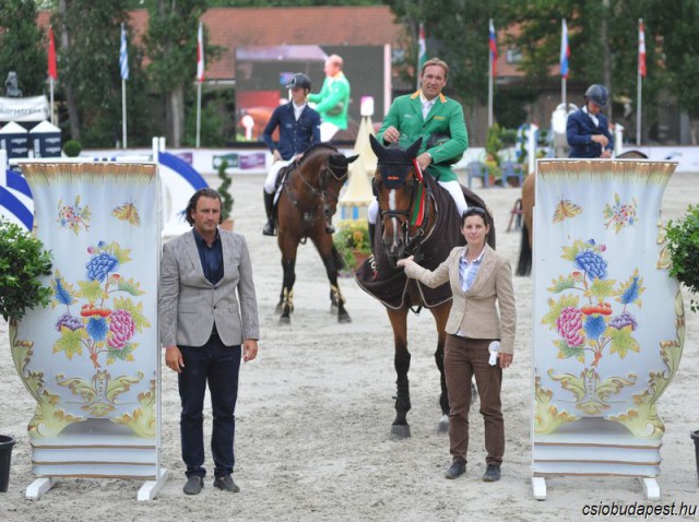 Gerfied Puck mit Bionda bei der Siegerehrung in Budapest. © CSIO Budapest