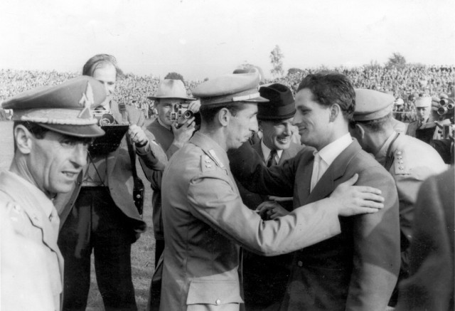 Das Bild schrieb Reitsport-Geschichte: Doppelsieger Hans Günter Winkler (rechts) wurde 1955 in Aachen Weltmeister. Der knapp unterlegene Konkurrent Raimondo d'Inzeo (ITA) gratuliert dem alten Rivalen fair. © Archiv ALRV