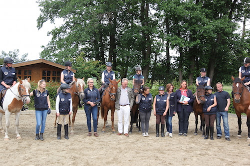 Insgesamt 12 Reitschüler des Projekts "SWN hilft Schülern in den Sattel" und ihre Ausbilderinnen, sowie Nikolaus Schmidt (SWN) wurden auf dem Hof Lohmeier in die Ferien verabschiedet. © Sebastian Haas