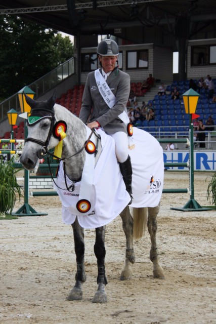 Ludger Beerbaum und seine flinke Stute Chiara waren das Maß aller Dinge im großen Preis von Mannheim. © Rainer Schmid