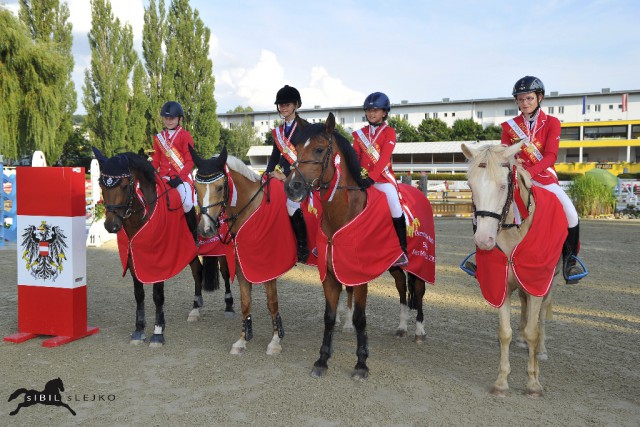 Valerie Kroker auf Leandros, Jana Schöpf auf Golden Joy H, Lena Binder auf Spiderman Duke und Michele Ruth auf Edenside Blue Eyes holen für Niederösterreich die Österreichische Meisterschaft Pony Mannschaft © sIBIL sLEJKO