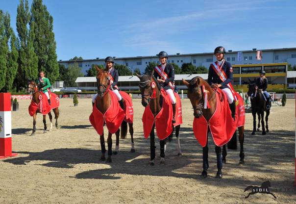 Der Österreichische Staatsmeister (Hintergrund) und die Österreichischen Meister der Junioren I, Junioren II und der Jungen Reiter © sIBIL sLEJKO