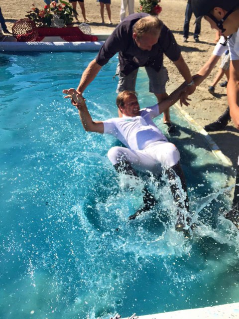 Bei den sommerlichen Temperaturen war die Meistertaufe für Gerfried Puck eine willkommene Abkühlung. © Team Alpenspan