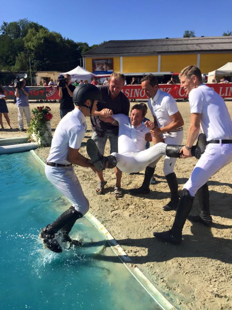 Wer Staatsmeister wird, wird auch getauft! Dominik Juffinger, Max Kühner und Roland Englbrecht erweisen Gerfried Puck diese 'Ehre'. © Team Alpenspan
