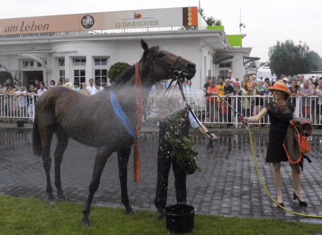 Nutan bekommt eine Dusche von Gisela Schiergen. © Nadja N. Naumann