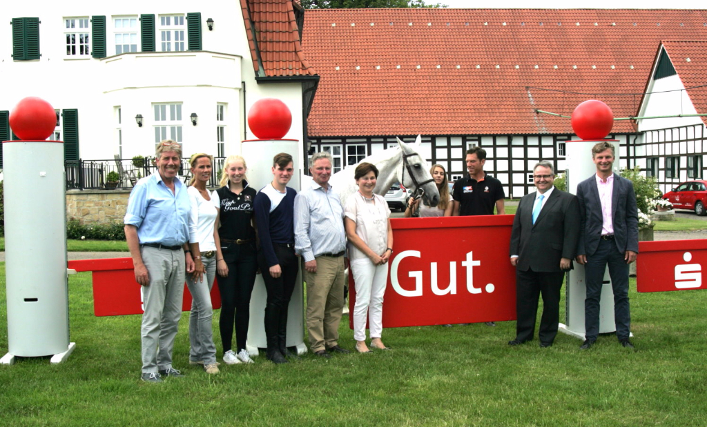 von links: Frank Rothenberger, Eva Bitter, die ehemaligen Friendships-Reiter Daniel Sesana (Kolumbien) und Romy Rothenberger, Ulrich und Friederike Meyer zu Bexten, Katie Laskaridis, Yinnis Skandalis (beide Griechenland), Sparkassen-Vorstandschef Peter Becker und Turnierleiter Lars Meyer zu Bexten. © Hans-Peter Viemann