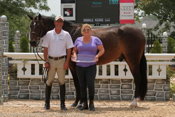 Visse Wedell presents Tim Goguen and Ransom with the grand hunter championship award © Lauren Baker / Phelps Media Group