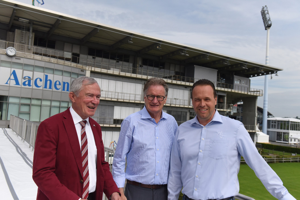 Von links nach rechts: Carl Meulenbergh, Frank Kemperman und Ulrich Fischer auf der Terrasse des Champions‘ Circle © Michael Jaspers/Zeitungsverlag Aachen