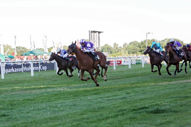  Im Sparkasse Holstein-Cup triumphierte der fünfjährige Wallach Donnerschlag unter dem zweifachen Championjockey Filip Minarik. © Frank Sorge