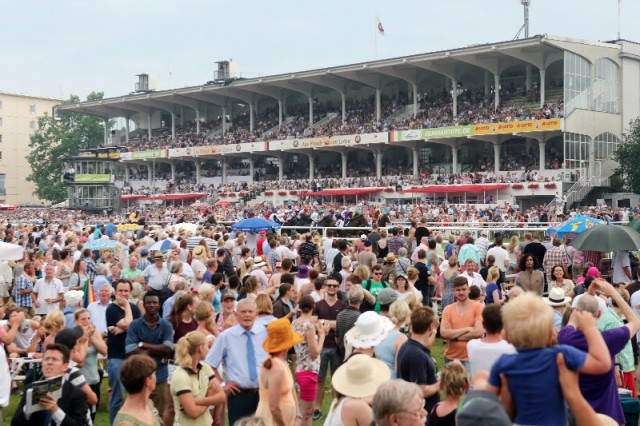12.500 Zuschauer besuchten den Finaltag des Derby-Meetings 2015 © Frank Sorge