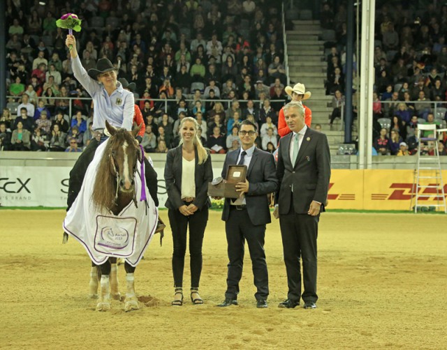 Der Siegerin Verena Klein gratulieren von rechts ALRV-Aufsichtsratsmitglied Dieter Junghans sowie Marco und Tanja Horsch. © Aachen 2015/ Michael Strauch