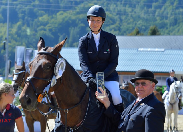 For the second time now this weekend, Franz-Peter Bockholt (Sports Director GHPC) congratulated Nina Barbour (GBR) on victory in the GLOCK’s Amateur Tour. © GHPC / studiohorst
