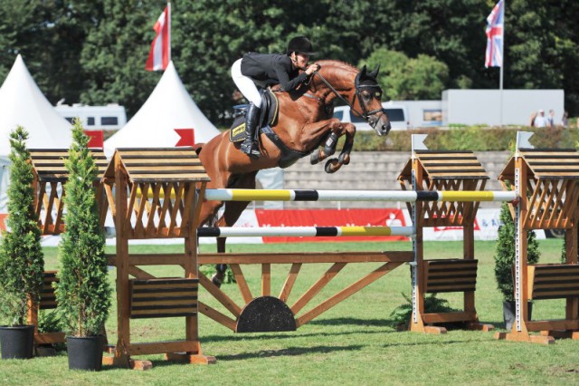 Eva Bitter aus Bad Essen und der Hannoveraner Hengst Perigueux sind die Sieger im Großen Preis von Verden. © Rüchel