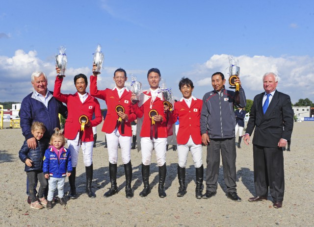 Das Sieger-Team aus Japan um Equipechef Hirokazu Higashira, Ullrich Kasselmann (l.) und Richter Dr. Hanfried Haring (r.). © Fotodesign gr. Feldhaus